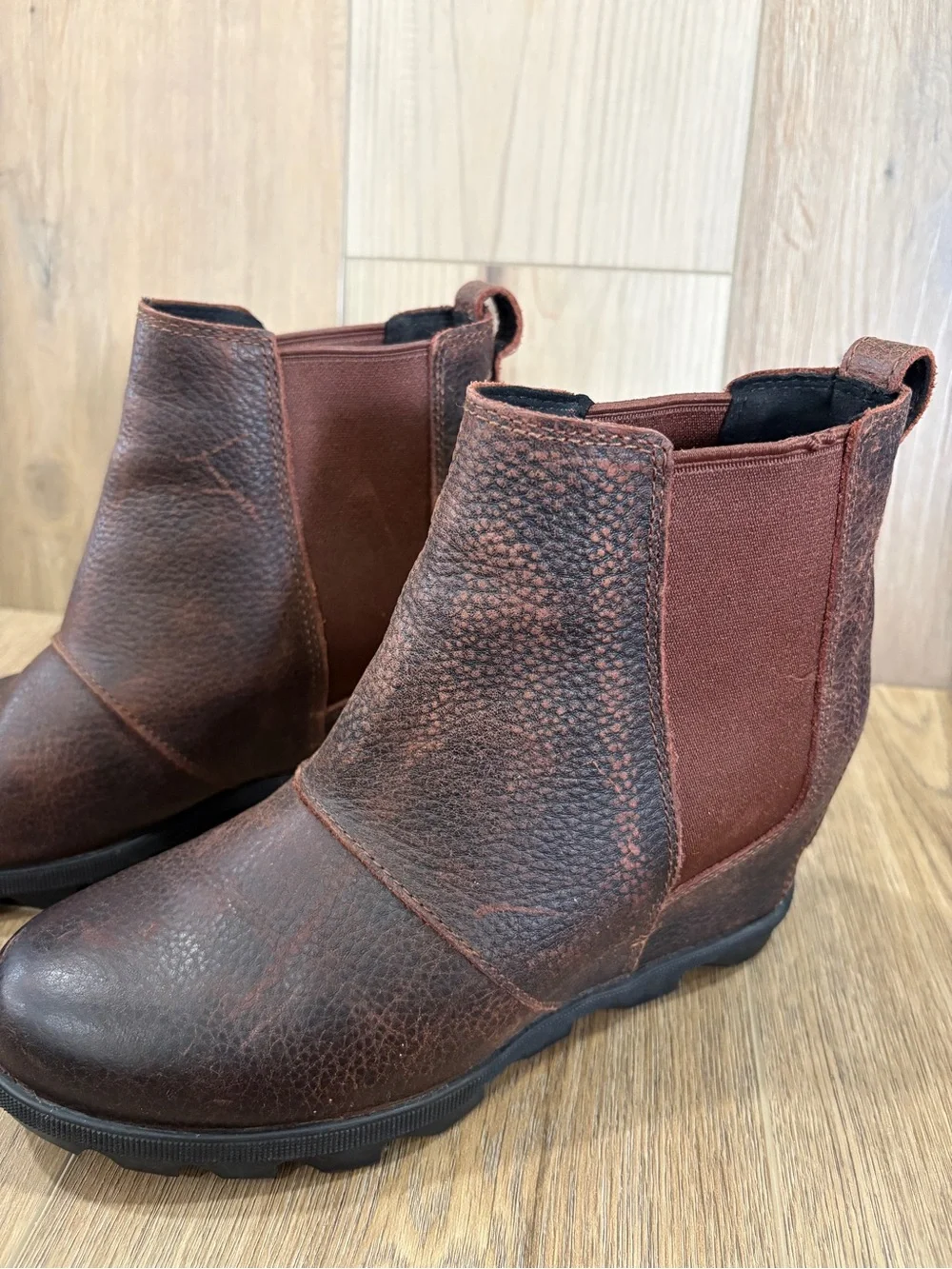 Sorel Joan of Arctic Wedge II Chelsea Burro Distressed Leather Ankle Booties
